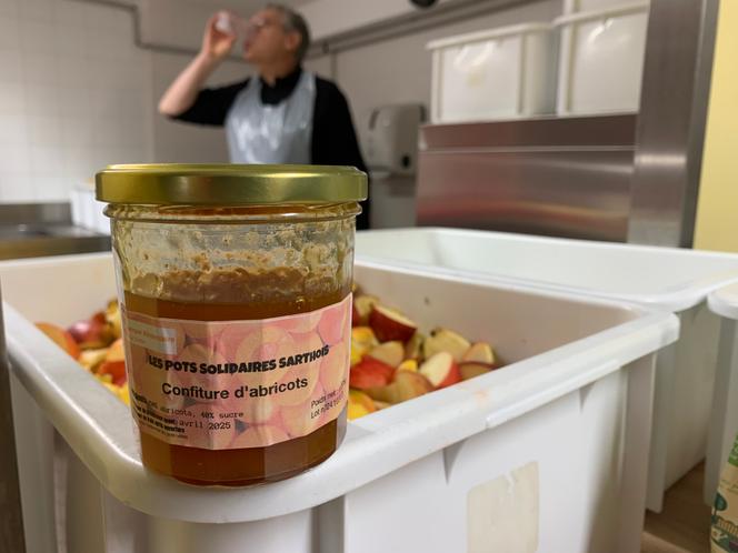 La France buissonnière : à la banque alimentaire de la Sarthe, c’est atelier confiture