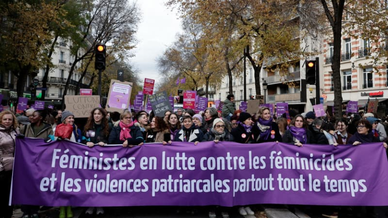 "La honte doit changer de camp": Des milliers de manifestants contre les violences faites aux femmes, en plein procès Mazan