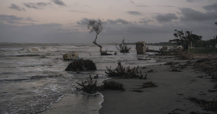 «La mer nous a tout pris» : au Mexique, un village englouti par le dérèglement climatique