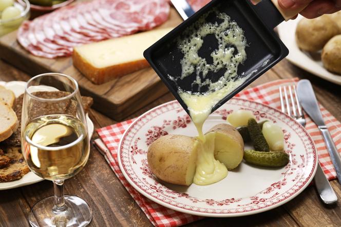 La raclette « team building » : « Le problème, c’est qu’après, au bureau, ça sent les pieds ! »