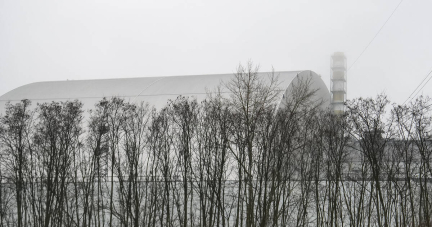 L’arche de Tchernobyl touchée par un drone russe, pas de hausse des radiations, d’après Volodymyr Zelensky