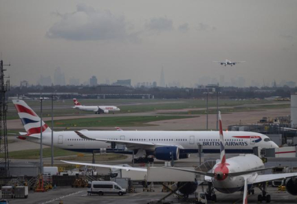 Le gouvernement britannique donne son feu vert à l’agrandissement contesté de l’aéroport de Heathrow