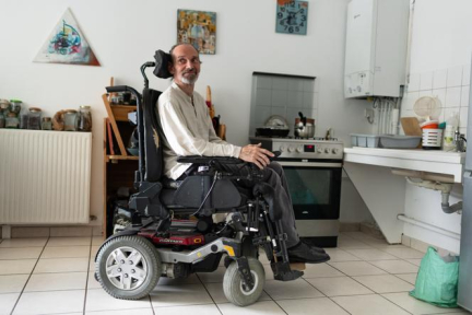 Le mal-logement des personnes handicapées, phénomène méconnu et multifactoriel : « Je me déplace en me traînant au sol »