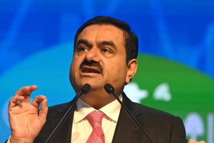 Le milliardaire indien Adani, proche de Narendra Modi, est accusé d’avoir versé des centaines de millions de dollars de pots-de-vin par la justice des Etats-Unis