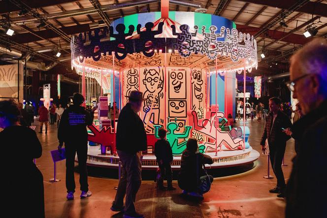 Le parc d’attractions Luna Luna et ses manèges signés Keith Haring, David Hockney, Roy Lichtenstein sortent de l’oubli