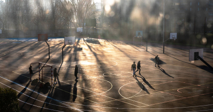 «Le premier qui bouge est gay» : le défi de cour d’école qui imite une tendance TikTok d’adultes