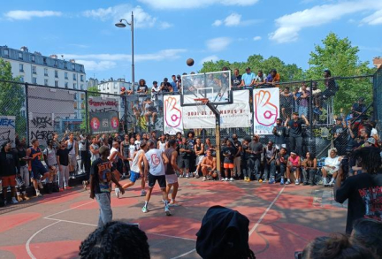 Le streetball, variante urbaine du basket, séduit Paris : « Les gens s’arrêtent pour regarder, ils sont fascinés par ce qu’ils voient »