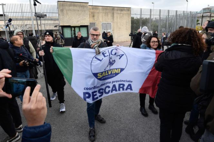 Le vice-premier ministre italien, Matteo Salvini, jugé pour avoir bloqué en mer un bateau de migrants, a été relaxé