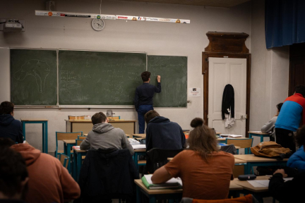 « Les annonces de diminution de 4 000 enseignants par le gouvernement Barnier s’inscrivent dans un retour aux logiques sarkozystes »