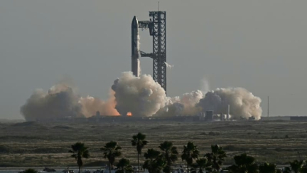 Les images du décollage de la mégafusée Starship de SpaceX devant Donald Trump au Texas