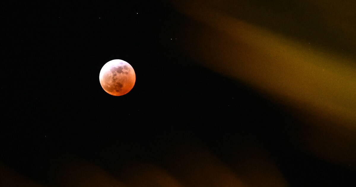 Les images spectaculaires de la Lune rouge lors de l’éclipse lunaire