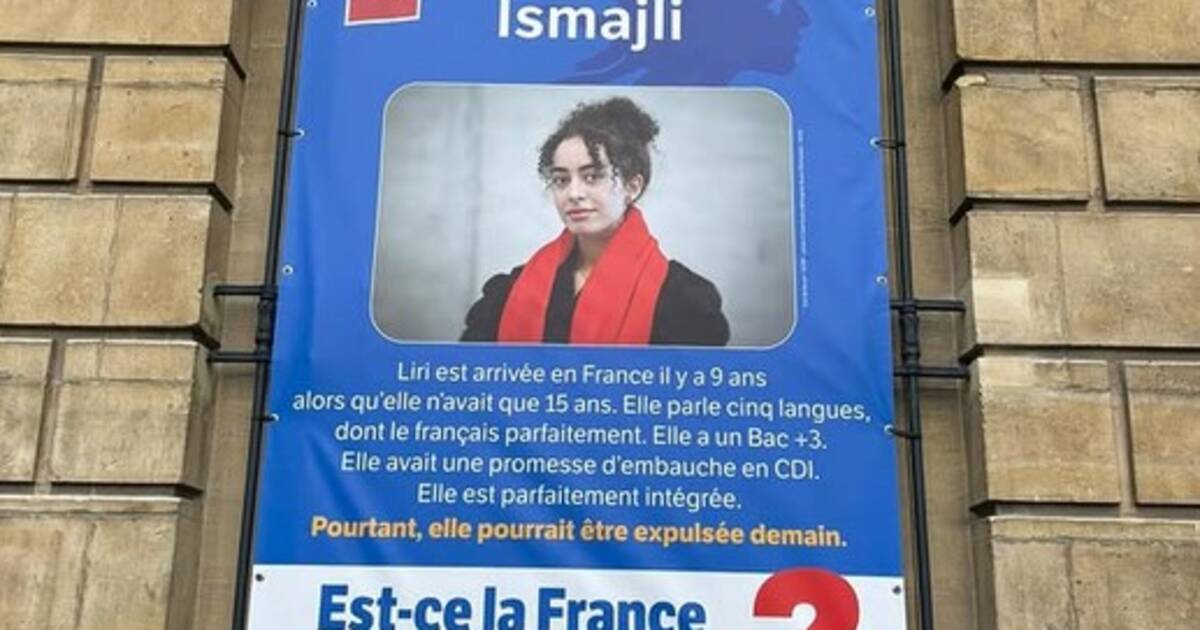 Liri, jeune Kosovare menacée d’expulsion, soutenue par une affiche sur la mairie de Rouen