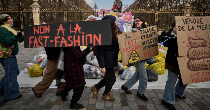 Loi anti-fast-fashion : 10 tonnes de vêtements déversés devant le Sénat pour appeler les parlementaires à la voter