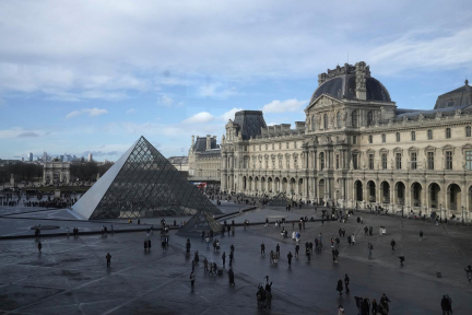 Louvre : Emmanuel Macron se rend à son « chevet » mardi pour des « annonces » sur l’état du musée