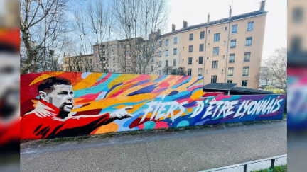 Lyon: une nouvelle fresque en hommage à l'ex-coach de l'OL Pierre Sage réalisée par le collectif ArtUp