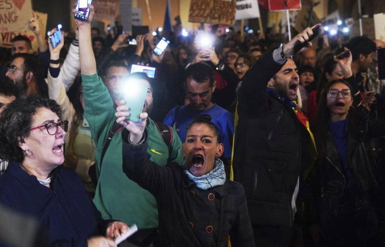 Manifestation massive à Valence pour dénoncer l'incompétence des autorités face aux inondations en Espagne