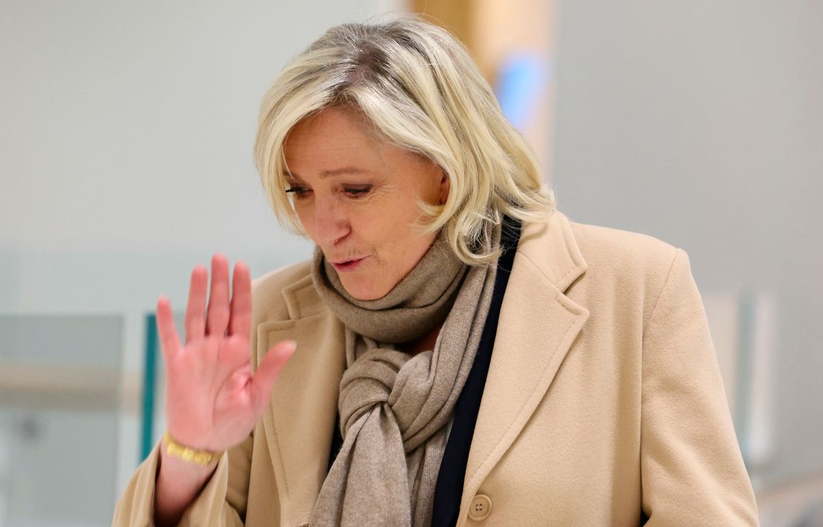 Marine Le Pen face à une demande de disqualification politique lors du procès des assistants parlementaires du RN

**Traduction en français :**

Marine Le Pen face à une demande d'inéligibilité lors du procès des assistants parlementaires du RN