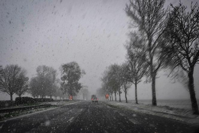 Neige, verglas et vent : la tempête Caetano traverse la France, circulation « difficile dans les régions concernées »