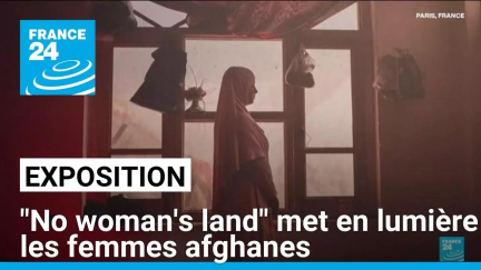 "No woman's land" : les femmes afghanes à l'honneur dans une exposition à Paris • FRANCE 24