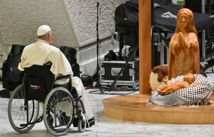 Noël : Jésus représenté sur un keffieh... Pourquoi le pape François s'est-il recueilli devant cette crèche ?