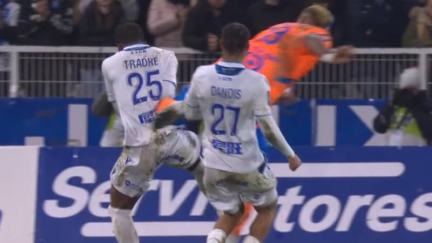 Non penalty sur Merlin, rouge de Cornelius: ces deux décisions d'arbitrage du match Auxerre-OM qui font polémique