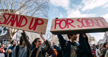 «Nous ne sommes pas vaccinés contre l’autoritarisme» : à Paris, les scientifiques solidaires de leurs collègues américains attaqués par Trump