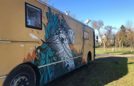 "On n'est pas en vacances"... Comment cette famille coincée dans son bus en panne occupe ses journées