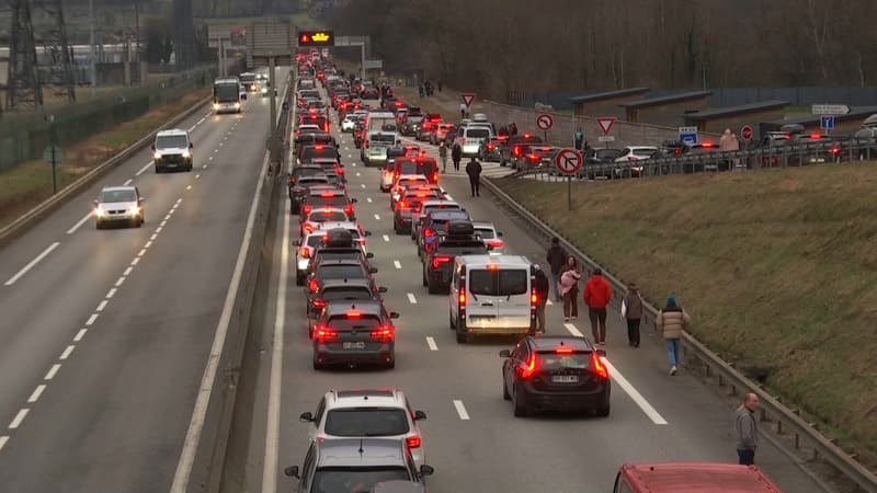 "On pense à nos journées de ski": les automobilistes bloqués témoignent après l'éboulement en Savoie