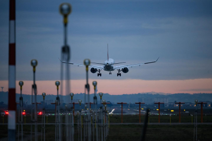 ONG et compagnies aériennes s’affrontent à propos de la future taxe sur les billets d’avion