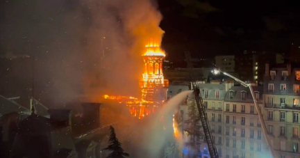 Paris : la mairie du XIIe arrondissement touchée par un feu qui a embrasé son campanile