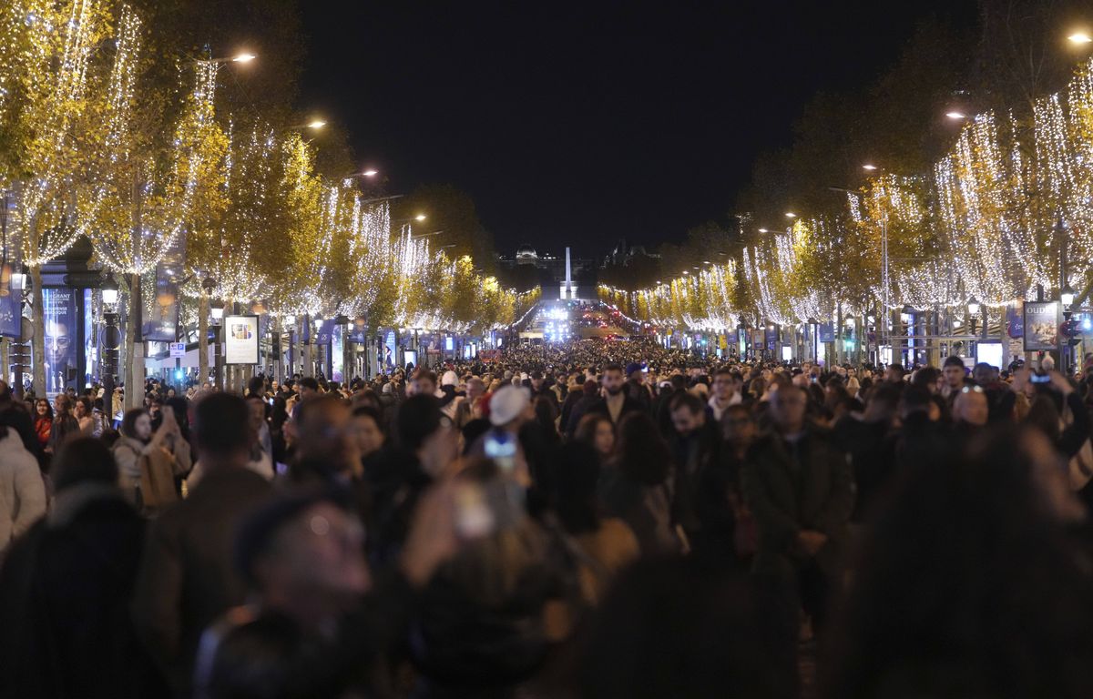 Paris revêt ses habits de "Pop-corn salé" et de Noël avec les illuminations des Champs-Élysées