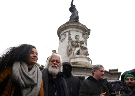 Paul Watson célèbre sa libération à Paris et promet de poursuivre son combat pour les baleines