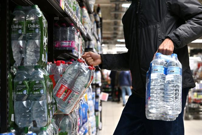 PFAS : le polluant éternel TFA contamine aussi les eaux minérales en bouteille