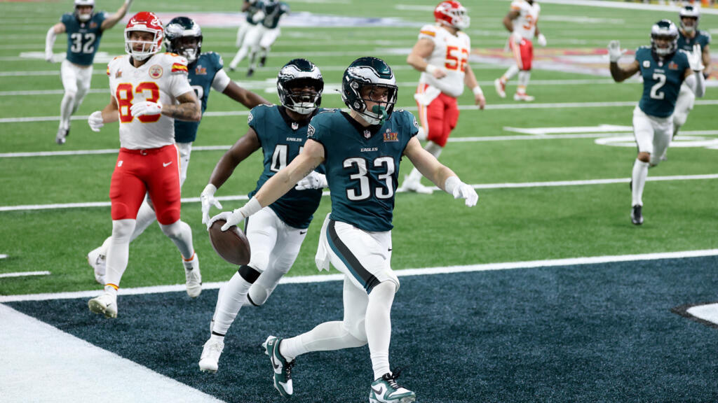 Philadelphia Eagles dominating Chiefs 24-0 at halftime of Super Bowl