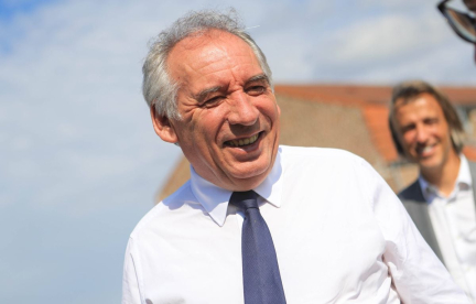 Pourquoi François Bayrou s'est-il rendu inopinément dans le Pas-de-Calais, sur les pas de Manuel Valls ?