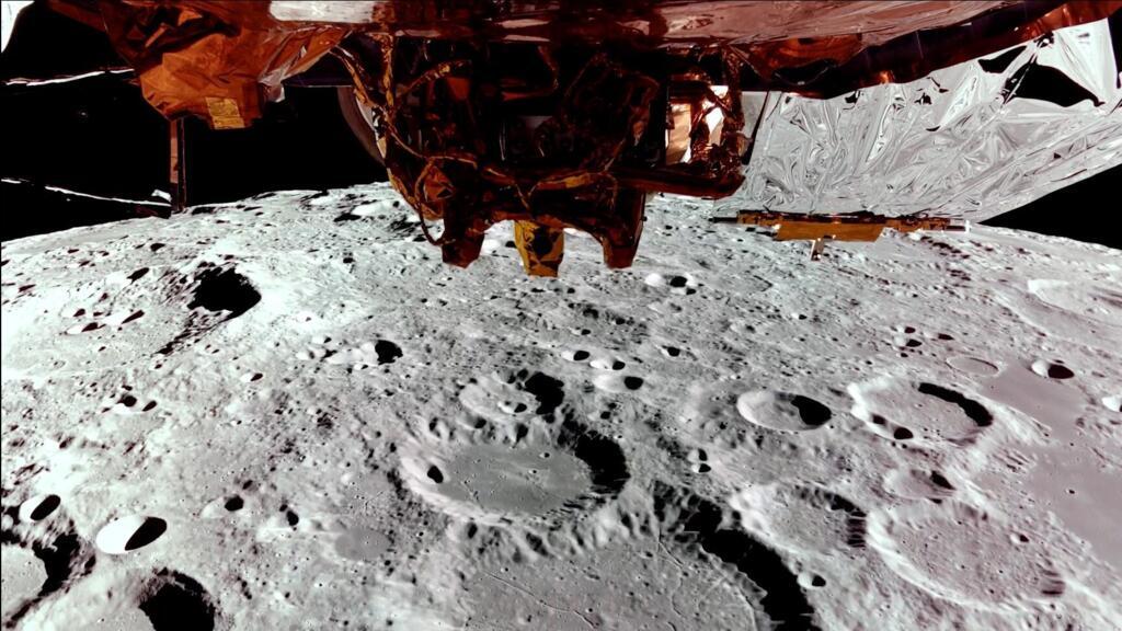 Private US spaceship hours from Moon landing attempt