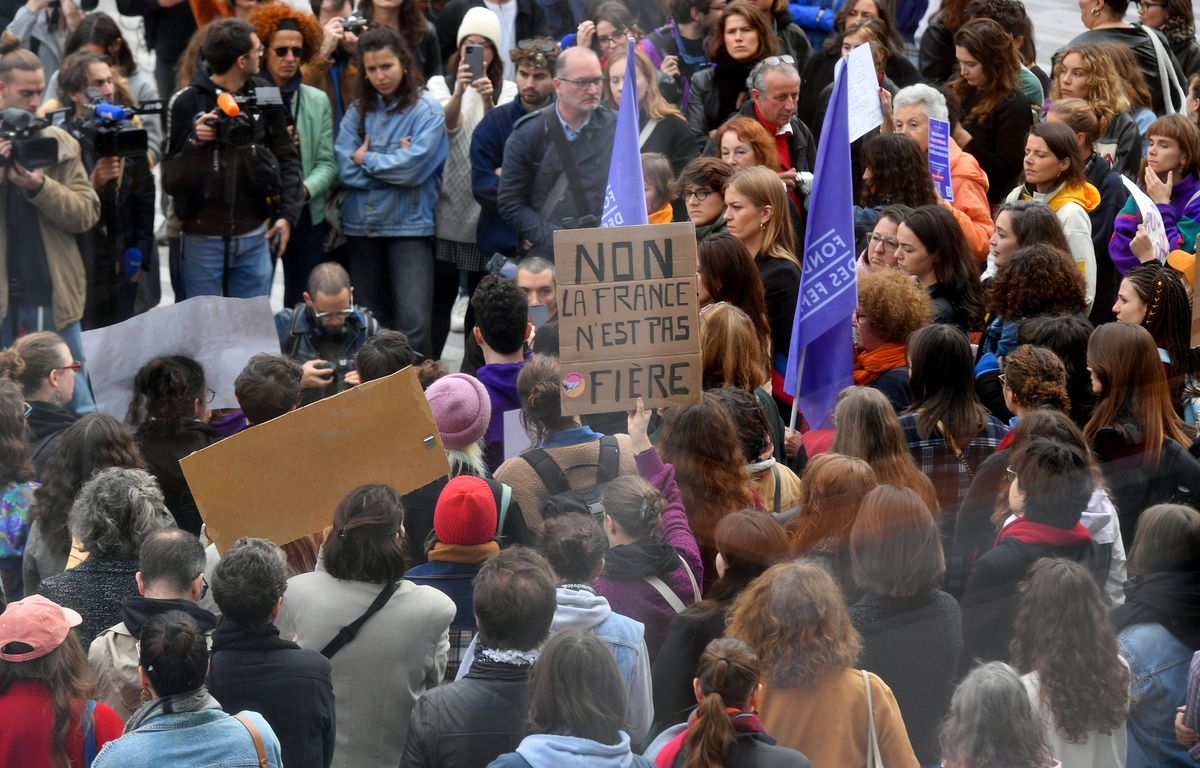 Rassemblement de soutien aux victimes en l'absence de Gérard Depardieu au procès : "Nous sommes avec vous"