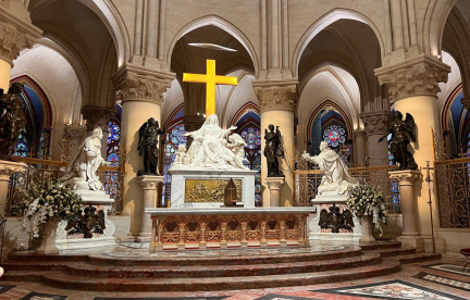 Réouverture de Notre-Dame : « Émerveillés par la lumière », à la messe inaugurale, les Parisiens retrouvent leur cathédrale