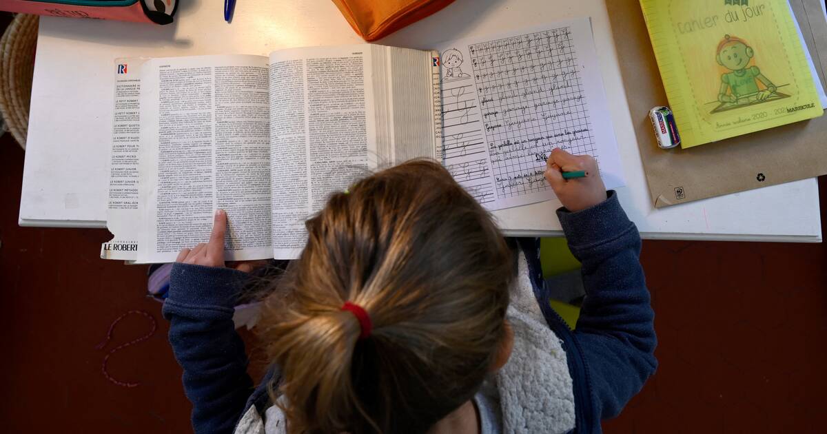 Retour des devoirs écrits à la maison en primaire : une mesure toujours inefficace et inégalitaire