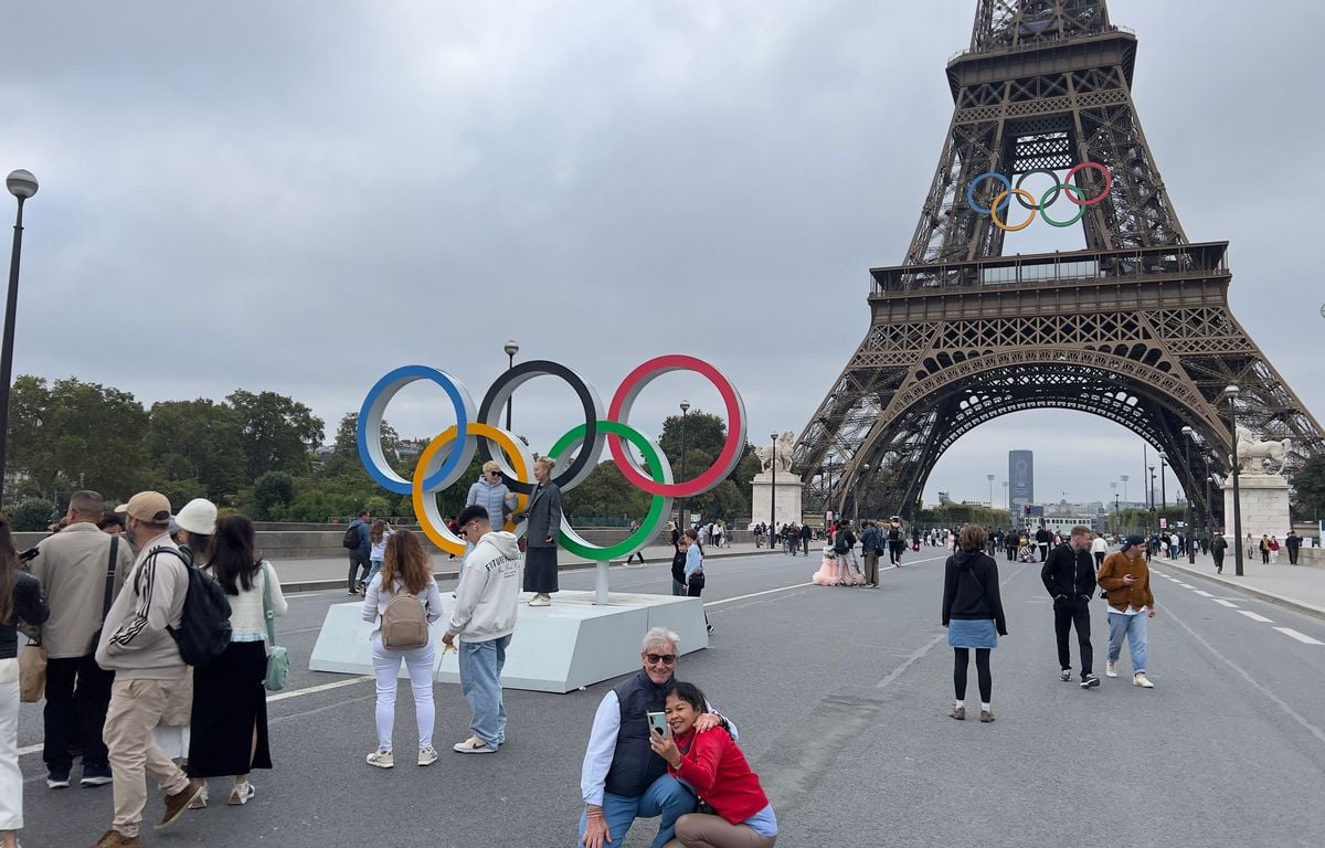 **Rewritage du titre en français :**

Évacuation de la tour Eiffel suite à un incendie entre le deuxième étage et le sommet