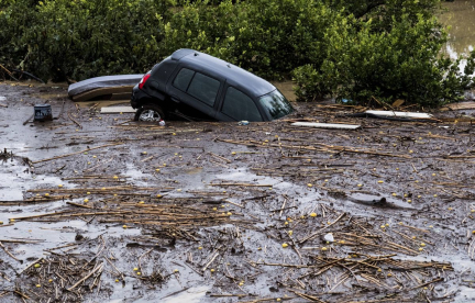 **Rewritage du titre :**

Les inondations en Espagne isolent des régions entières

**Traduction en français :**

EN IMAGES. Des régions coupées du monde en Espagne après des inondations démentielles