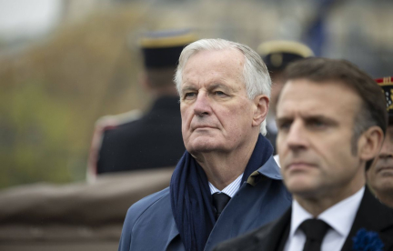 **Rewriting :**

Chute du gouvernement Barnier : "Un désastre sans précédent pour la France"

**French translation :**

Chute du gouvernement Barnier : "Un désastre sans précédent pour la France"... La presse étrangère s'alarme après la censure