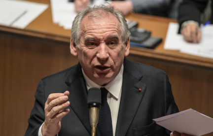 **Rewritte title:**

La croissance des poireaux est-elle uniforme, contrairement à celle des enfants ? Une vérification du gouvernement Bayrou.

**French translation:**

Gouvernement Bayrou : On a vérifié si les poireaux poussent « tous à la même vitesse » contrairement aux enfants