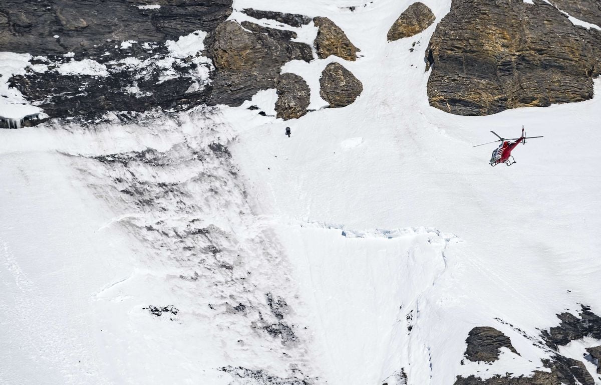 **Rewritted headline:**

Tragédie aux Arcs : un skieur de 13 ans décède dans une avalanche

**In French:**

Savoie : Un jeune skieur de 13 ans perd la vie dans une avalanche aux Arcs