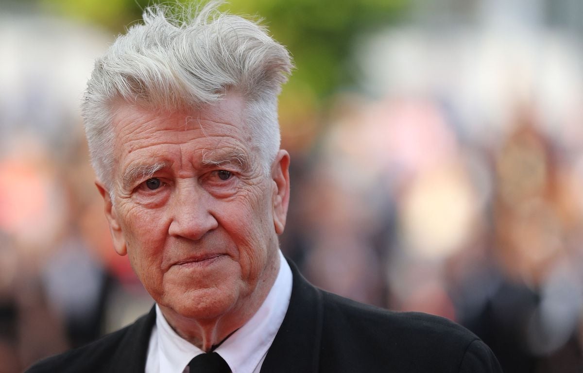 **Rewritted title:** David Lynch, le réalisateur de "Twin Peaks" et "Mulholland Drive", s'est éteint.

**French translation:** David Lynch, le réalisateur de "Twin Peaks" et "Mulholland Drive", est décédé.