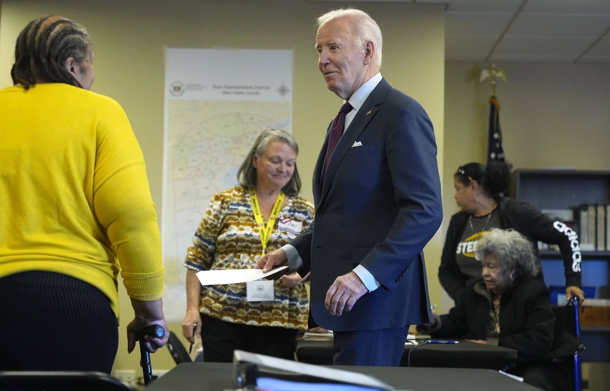 **Rewritten Headline:** Biden soutient Kamala Harris, mettant fin à sa carrière politique

**French Translation:** Biden soutient Kamala Harris, mettant fin à sa carrière politique