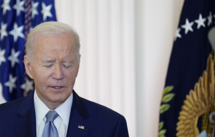 **Rewritten headline:** Le déclin de Joe Biden, un président de plus en plus discret

**French translation:** Le déclin de Joe Biden, un président de plus en plus discret