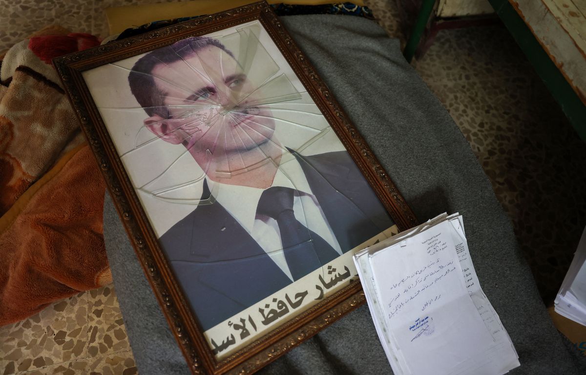 **Rewritten headline:**

Qui est Bachar el-Assad, le dictateur déchu de la Syrie en guerre ?

**Translation back to French:**

Guerre civile en Syrie : Qui est Bachar el-Assad, le dictateur déchu ?