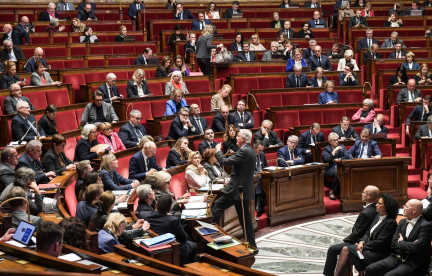 **Rewritten headline:**

Sénat : Une nouvelle mesure envisage sept heures de travail supplémentaire non rémunérées pour financer la dépendance

**Translation back to French:**

Sénat : Une nouvelle mesure envisage sept heures de travail supplémentaire non rémunérées pour financer la dépendance