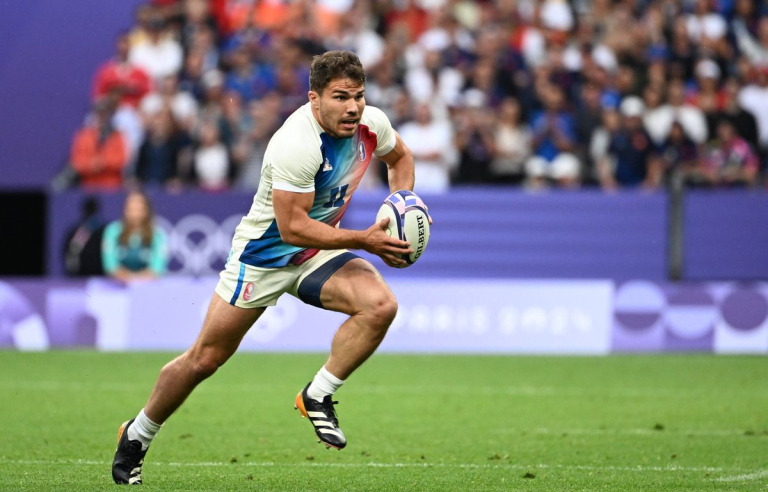 **Rewritten title:**

Un an de rugby à VII : Antoine Dupont désigné meilleur joueur

**In French:**

Rugby à VII : Un an après s'être mis à la discipline, Antoine Dupont déjà désigné meilleur joueur